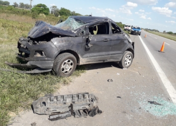 Autopista: un conductor despistó, se cruzó de mano y dio varios vuelcos