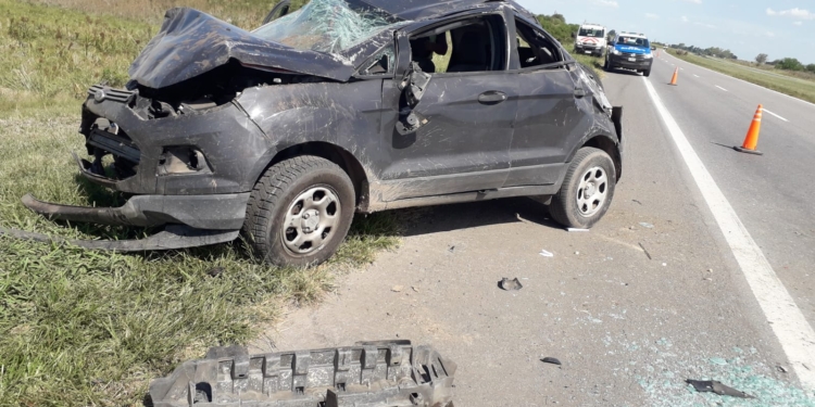 Autopista: un conductor despistó, se cruzó de mano y dio varios vuelcos