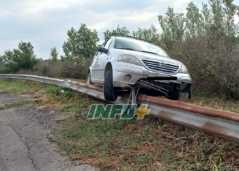 Villa La Ribera: por aceite sobre la autopista, un auto despistó y chocó el guardarrail