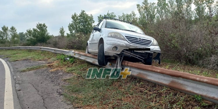 Villa La Ribera: por aceite sobre la autopista, un auto despistó y chocó el guardarrail