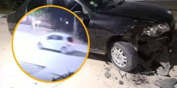 Un conductor chocó un auto estacionado en Timbúes y huyó: quedó filmado