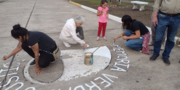 Memoria en Oliveros: volvieron a pintar el pañuelo de las madres en la cortada Mitre