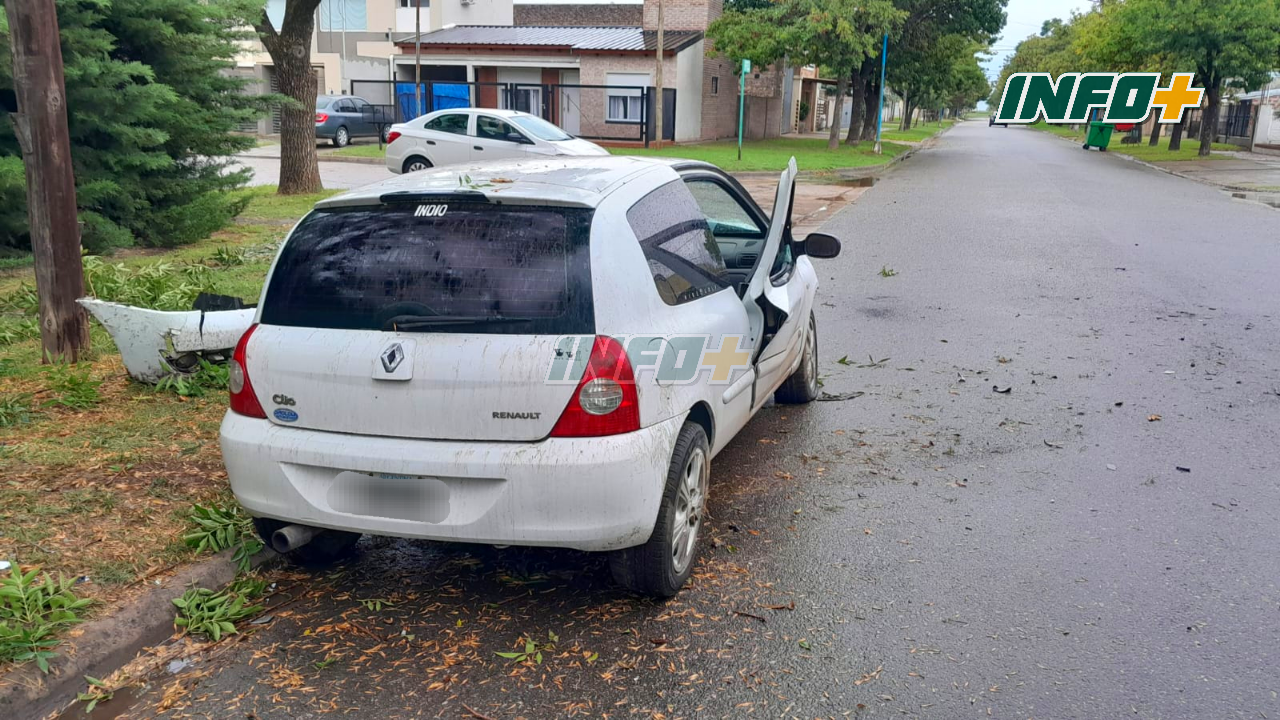 Un auto con dos ocupantes se estrelló contra un árbol en San Genaro
