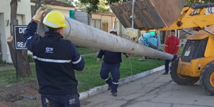 Comenzaron a colocar las torres de abastecimiento eléctrico en Oliveros