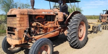 Tiene historia: Carrizales restauró un tractor de 1972 para el arreglo de caminos
