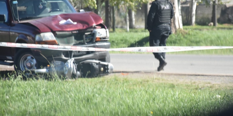 Murió un motociclista la chocar contra una camioneta en Puerto San Martín