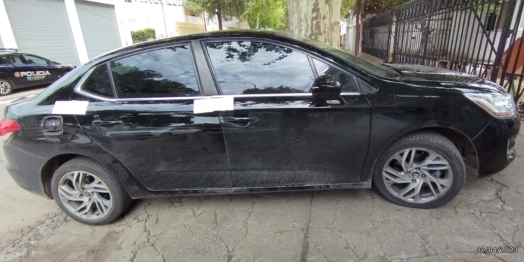 Recuperaron el auto robado en Oliveros: los delincuentes estaban armados