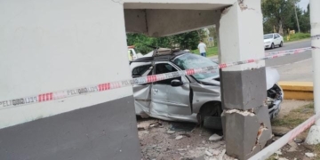 Impresionante: un automóvil se estrelló contra una garita sobre Ruta 11
