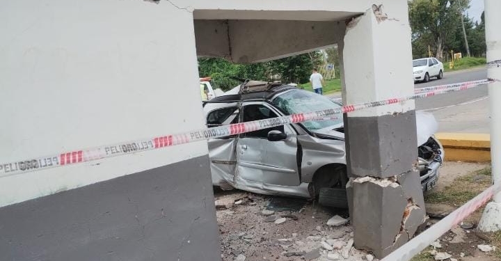 Impresionante: un automóvil se estrelló contra una garita sobre Ruta 11