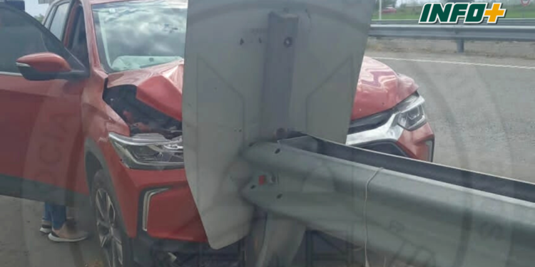Un auto conducido por una mujer de Gaboto chocó el guardarrail en autopista