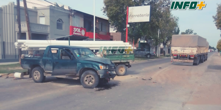 Timbúes: una camioneta cruzó de carril en Ruta 11 e impactó contra un camión