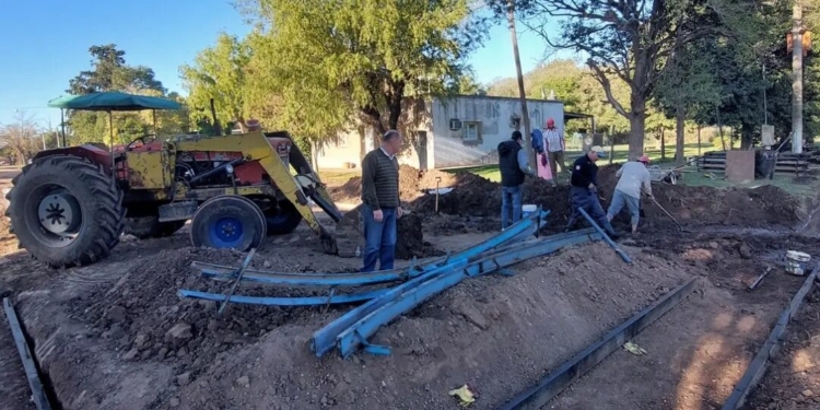 Obras en Carrizales: cordón cuneta, caminos, parque de juegos y techo del SAMCo