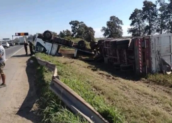 Impactante vuelco de un camión en autopista dejó un hombre herido