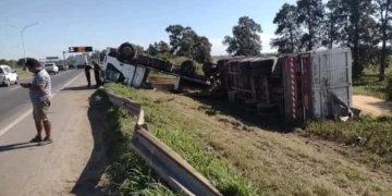 Impactante vuelco de un camión en autopista dejó un hombre herido
