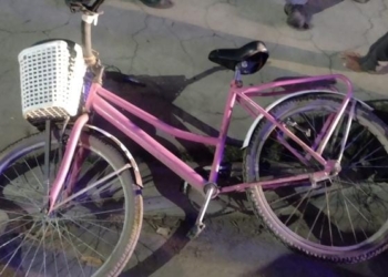 Un automovilista chocó a un ciclista que iba a su trabajo y se dio a la fuga