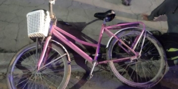 Un automovilista chocó a un ciclista que iba a su trabajo y se dio a la fuga