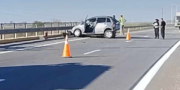 Un joven falleció tras chocar contra un puente de autopista en Cañada de Gómez