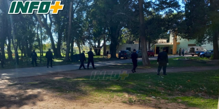 Más de 20 policías realizan rastrillajes en la Colonia de Oliveros por el arma faltante