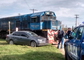 Una locomotora y un automóvil impactaron en un paso a nivel de Timbúes