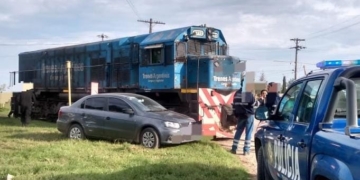 Una locomotora y un automóvil impactaron en un paso a nivel de Timbúes