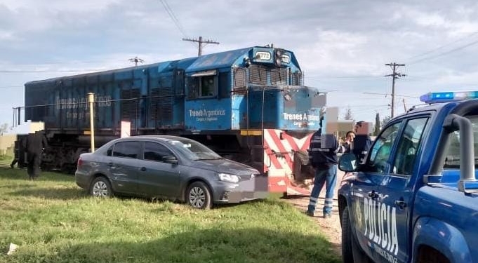 Una locomotora y un automóvil impactaron en un paso a nivel de Timbúes