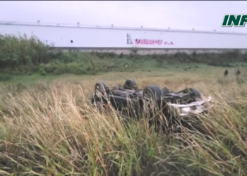 Pasó por un bache en autopista, atravesó la baranda de contención y volcó