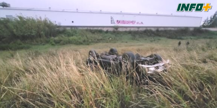 Pasó por un bache en autopista, atravesó la baranda de contención y volcó
