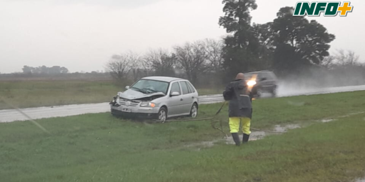 Un auto impactó contra un camión en autopista entre Maciel y Monje