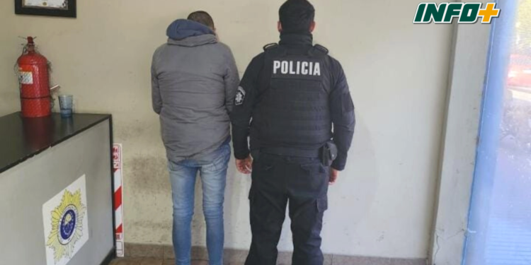 Robó plata a una mujer en un colectivo por autopista y dijo que tiró los billetes por la ventanilla