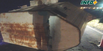 Monje: un caballo murió al volcar un trailer sobre el puente de autopista