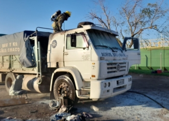 Un camión ardió en llamas en la estación de servicio de autopista