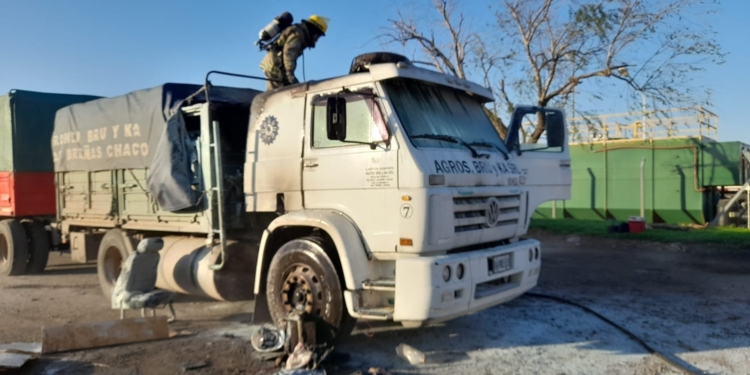 Un camión ardió en llamas en la estación de servicio de autopista
