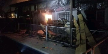 Dos policías rescataron a una pareja y sus cuatro hijos de una casa en llamas