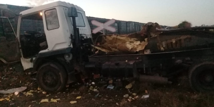 Otro impactante accidente entre un tren y un camión en la región