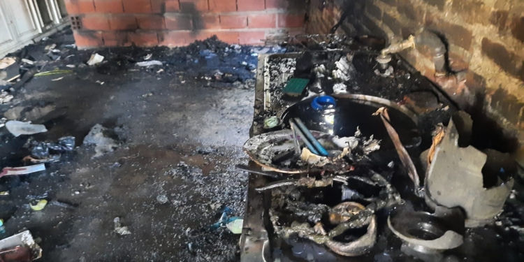 Un incendio consumió todo en una vivienda de Las Rosas y piden ayuda