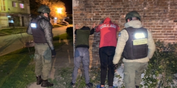 Gendarmería detuvo en la región a dos jóvenes con 46 bochas de cocaína