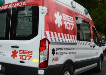 Timbúes: dos jóvenes en moto chocaron contra una casa y sufrieron heridas