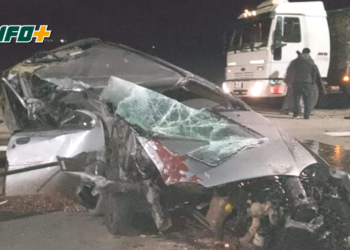 Impactante choque entre un auto y un camión: de milagro no hubo víctimas
