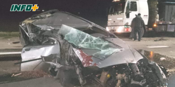 Impactante choque entre un auto y un camión: de milagro no hubo víctimas