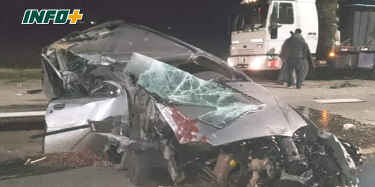 Impactante choque entre un auto y un camión: de milagro no hubo víctimas