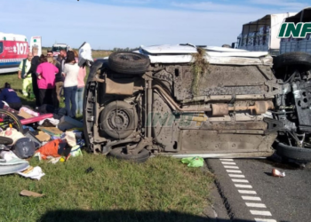 Un auto dio varias vueltas y terminó volcado en autopista: dos mujeres heridas