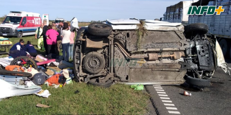 Un auto dio varias vueltas y terminó volcado en autopista: dos mujeres heridas