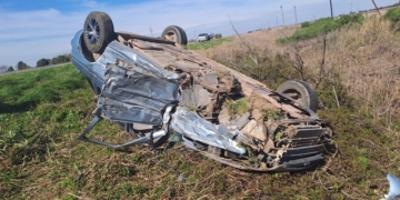 Choque frontal en la región: un auto terminó volcado sobre Ruta 10