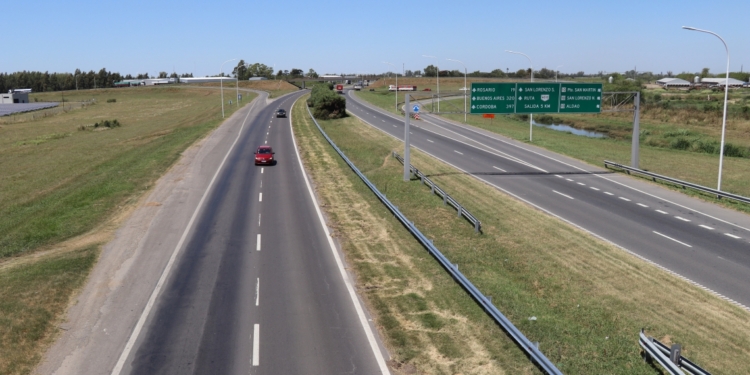 Denunció que le balearon el auto en autopista pero recibió una respuesta insólita
