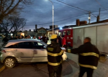 Choque y vuelco entre dos autos en Totoras con personas lesionadas