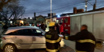 Choque y vuelco entre dos autos en Totoras con personas lesionadas