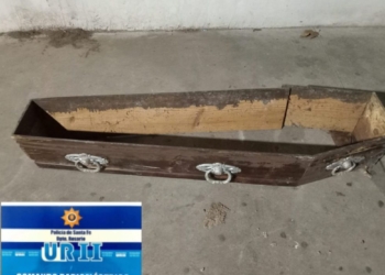 Una pareja robó un ataúd y fue detenida a la vera de autopista