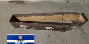 Una pareja robó un ataúd y fue detenida a la vera de autopista