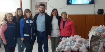 Infancias felices: Ruiz y Capitani entregaron golosinas a 600 niños de Gaboto