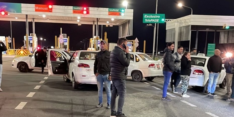 El gobierno provincial denunció al intendente y vecinos de San Lorenzo por cortar la autopista